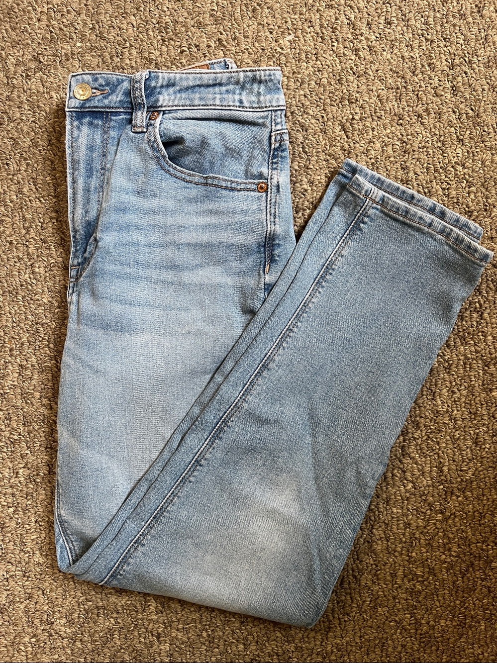 American Eagle Light Wash Women's High-Rise mom jeans